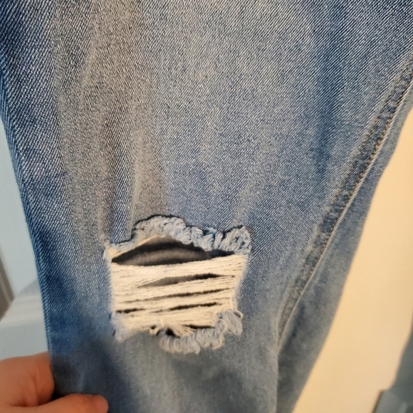 AVEC Les Filles Distressed and Raw Hem Straight Leg Cropped Jeans - Picture 6 of 10